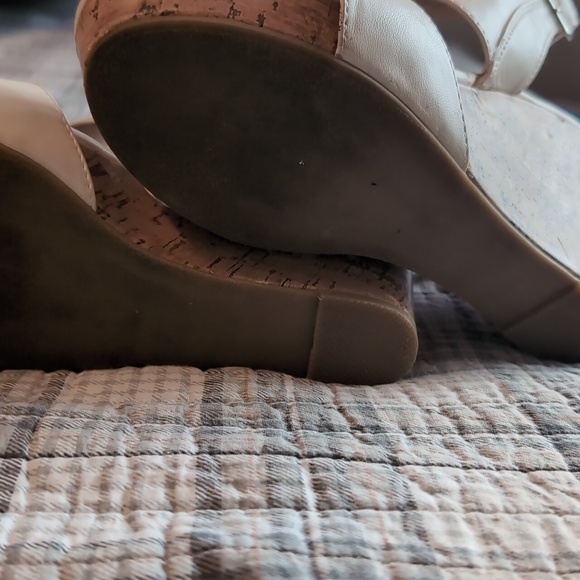 Apt. 9 women's wedge sandals. - Picture 4 of 5